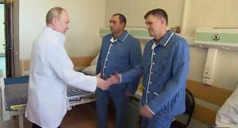 普京穿白大褂探望對烏作戰(zhàn)傷兵