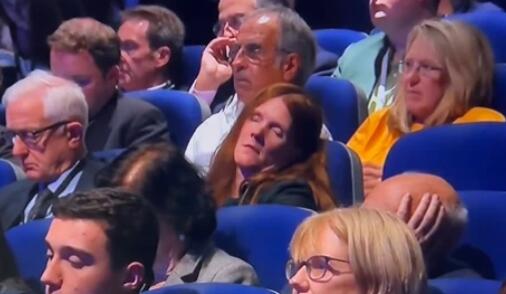 英國(guó)副首相臺(tái)上發(fā)言臺(tái)下睡倒一片