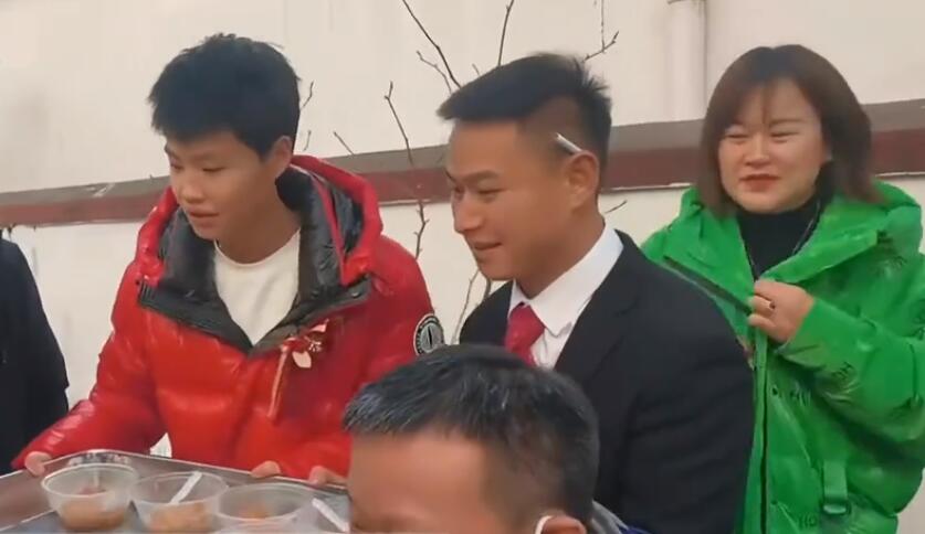 短發(fā)新娘不穿婚紗被誤認(rèn)成伴郎