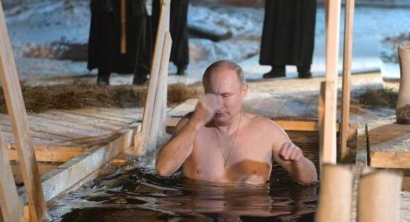 70歲普京按照傳統(tǒng)進(jìn)行冰浴洗禮