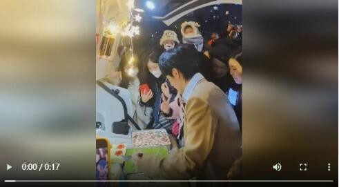 好利來創(chuàng)始人兒子開豪車賣蛋糕