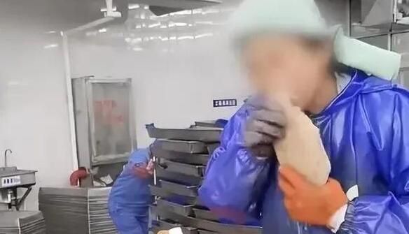 水產(chǎn)加工廠員工用牙給生魚剝皮