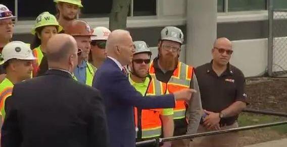 拜登單膝下跪與工人合影