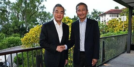 新加坡外長因未打領(lǐng)帶向王毅道歉