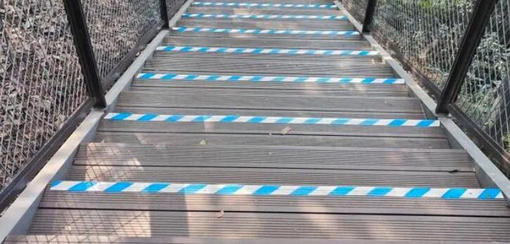 這個(gè)景區(qū)臺(tái)階是生怕摔不到人