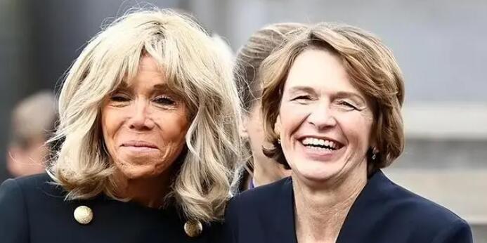 法德總統(tǒng)夫人在猶太人紀(jì)念碑前大笑