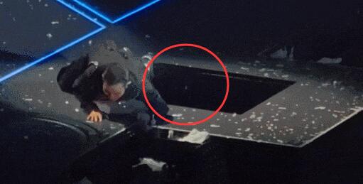 63歲劉德華演唱會(huì)踩空摔倒