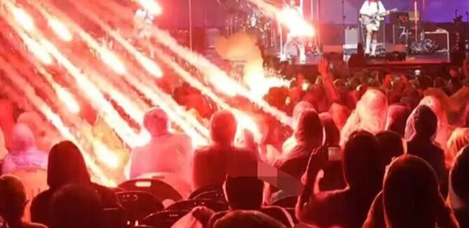 韓國(guó)音樂(lè)節(jié)煙火射向觀眾