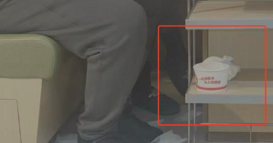 有家長(zhǎng)拿碗給孩子接小便